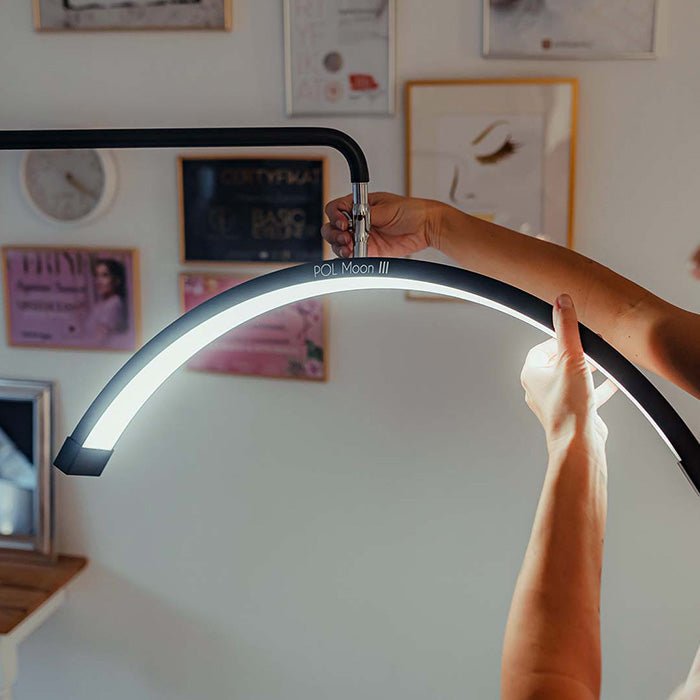 Jaką lampę kosmetyczną wybrać do salonu beauty? Światło LED vs Naturalne - Studio Bay